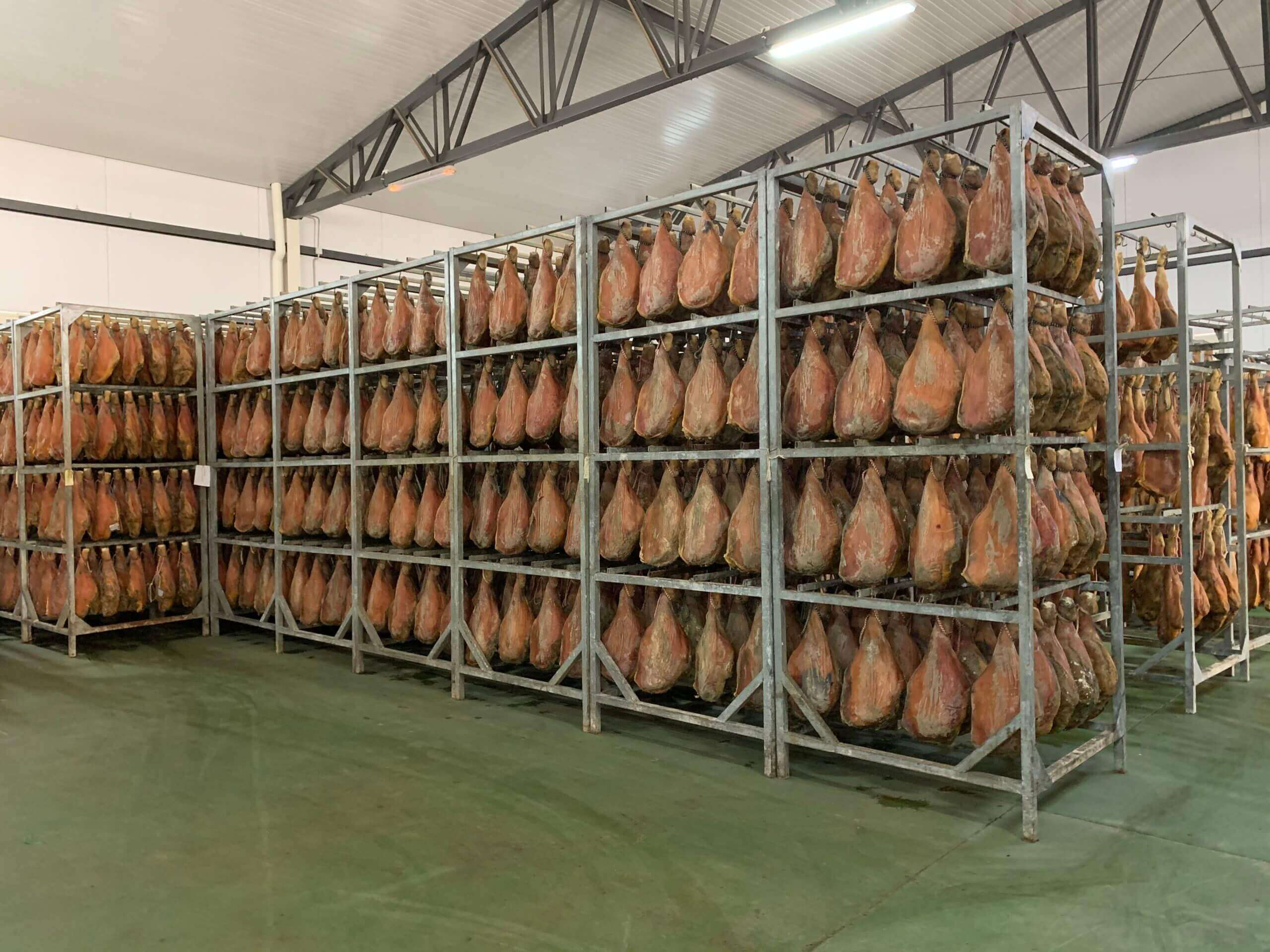 Interior del secadero natural de jamones serrano al pie de la Sierra del Castellar en Bullas (Murcia). Proceso de elaboración de un jamón.
